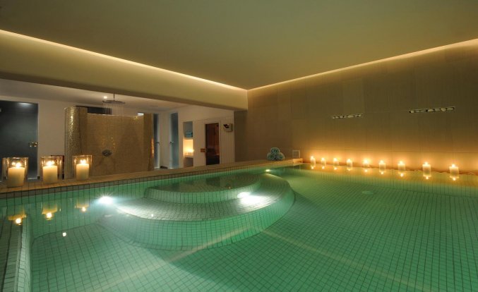 Binnenzwembad van Hotel Imperial Med in Santorini