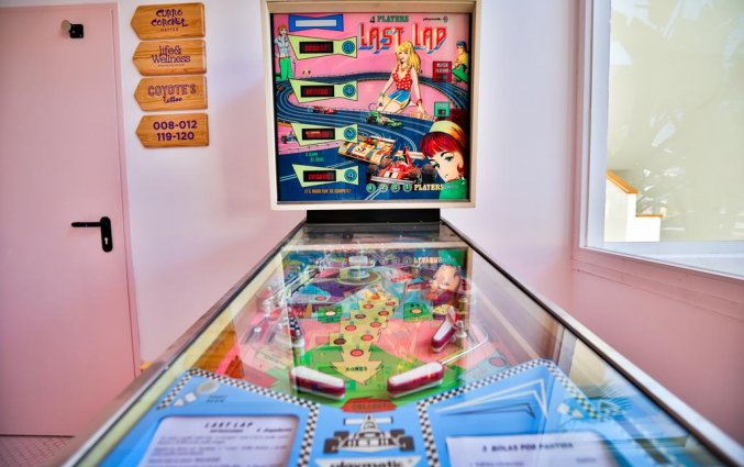 Flipperkast van Hotel Paradiso Art op Ibiza