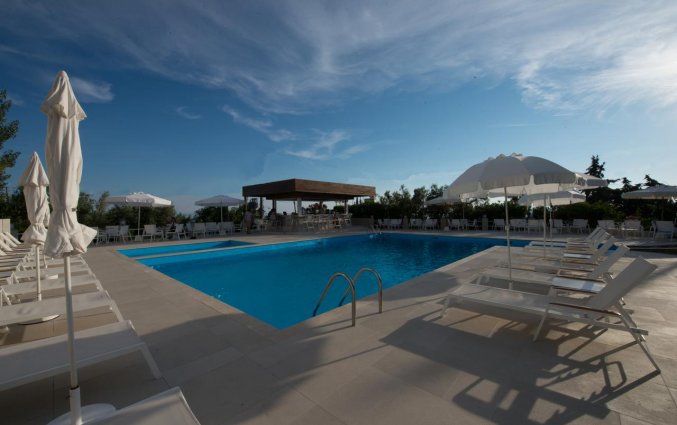 Zwembad met zonneterras van Hotel Glavas Inn op Chalkidiki