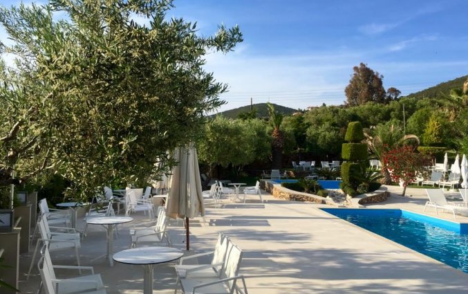 Zwembad met zonneterras van Hotel Glavas Inn op Chalkidiki