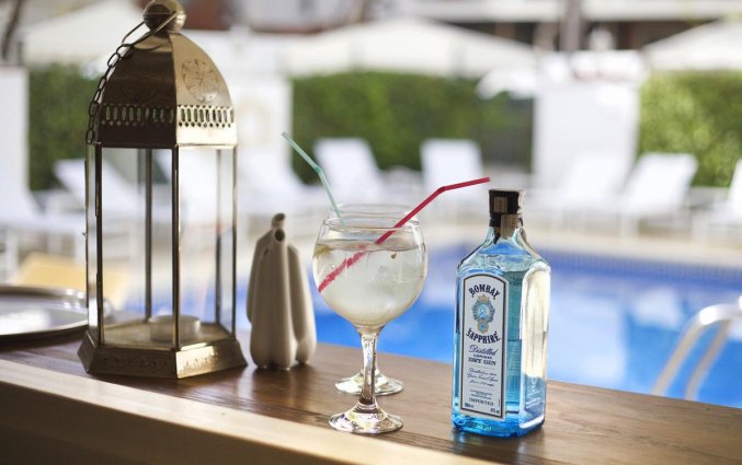 Uitzicht buitenzwembad hotel Els Pins aan de Costa Brava