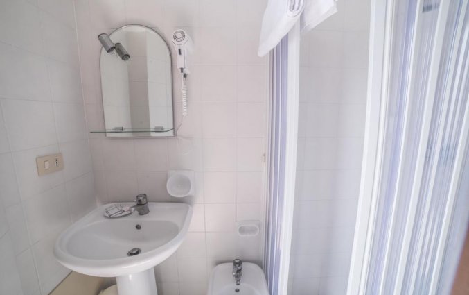 Badkamer van een tweepersoonskamer van Hotel Isola Bella op Sicilie