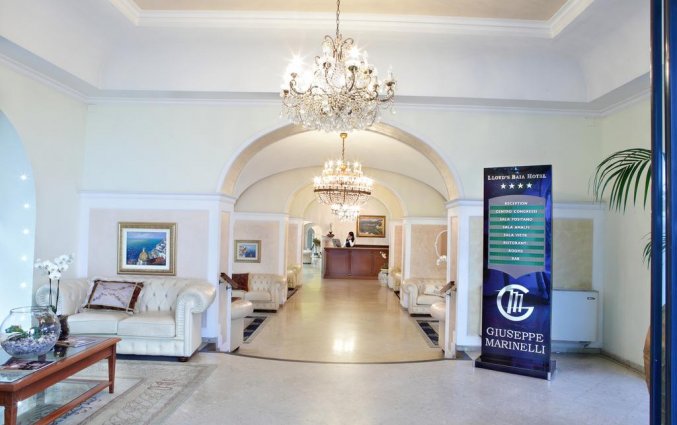 Ingang van Hotel Lloyd's Baia in Amalfi