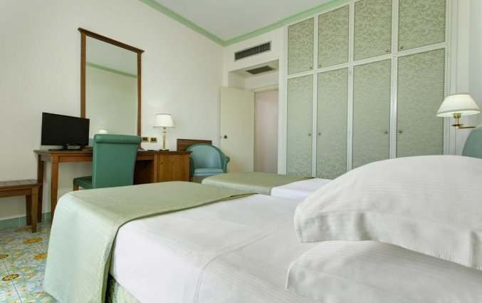 Tweepersoonskamer van Hotel Lloyd's Baia in Amalfi
