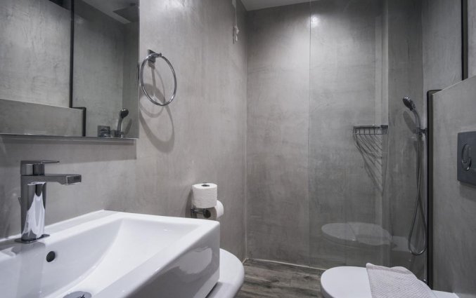 Badkamer van een kamer van Hotel Iliada Beach Hotel op Corfu