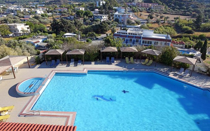 Zwembed en uitzicht van hotel telhinis op Rhodos