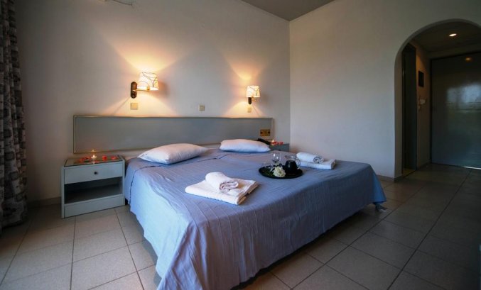 Tweepersoonskamer met tweepersoonsbed in hotel Happy Days op Rhodos