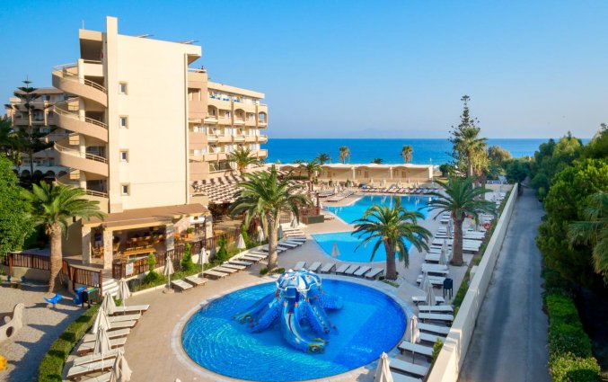 Zwembad en ligbadden van Resort Complex Sun Beach op Rhodos