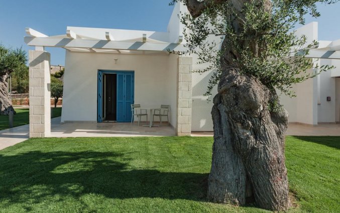 Terras van een tweepersoonskamer van Resort Spa Cala Ponte in Puglia