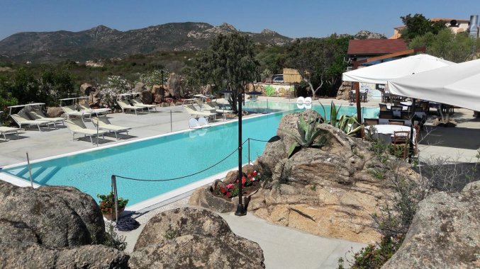 Buitenzwembad van Residence Hotel Lu Nibareddu op Sardinie