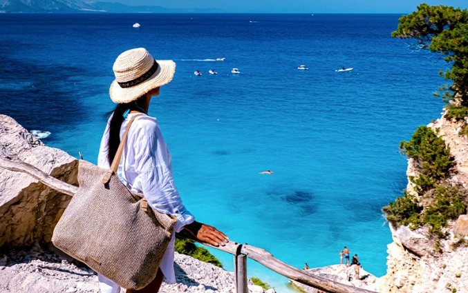 Sardinie - Vrouw uitzicht baai website
