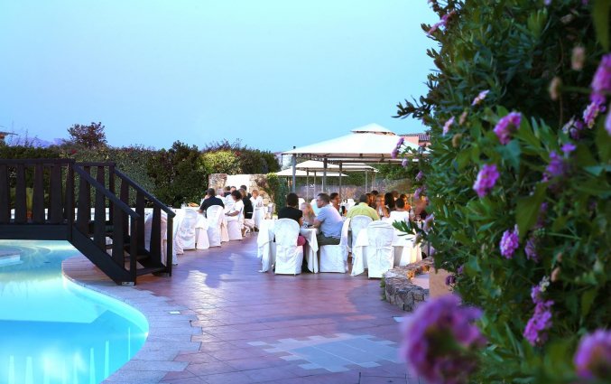 Buiten zitplekken van het restaurant van hotel Speraesole fly & drive Sardinië