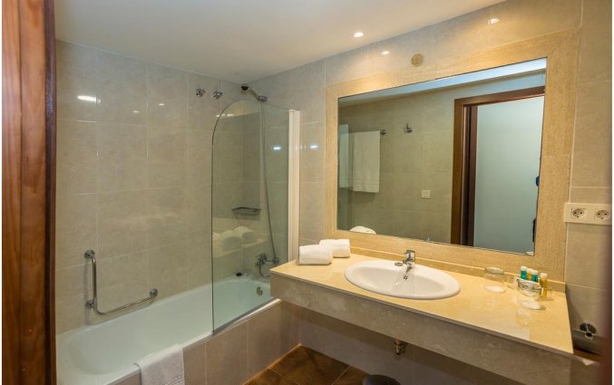 Buitenzwembad van een tweepersoonskamer van Hotel Abetos del Maestre Escuela in Andalusie