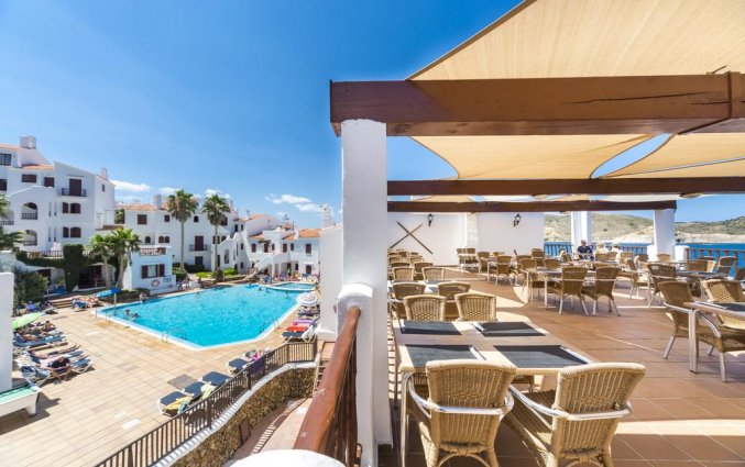 Het terras van Tramontana Park Menorca