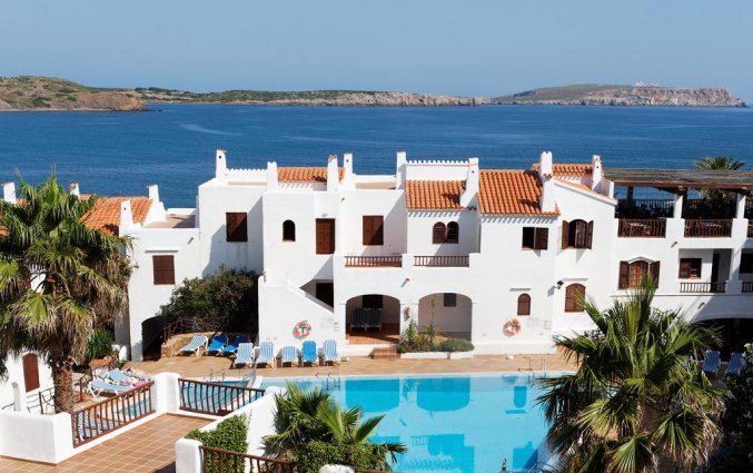 HEt zwembad van Tramontana Park Menorca