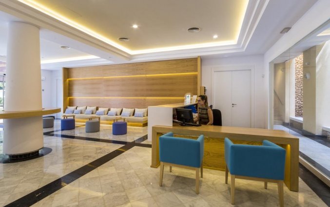 Receptie van Aparthotel Floramar op Menorca