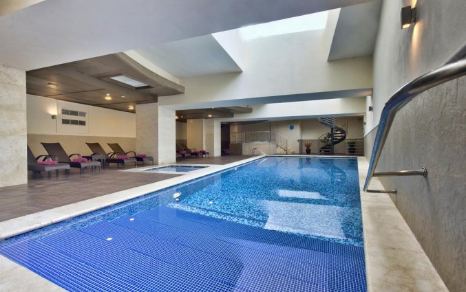 Binnenzwembad van Hotel en Spa db San Antonio op Malta