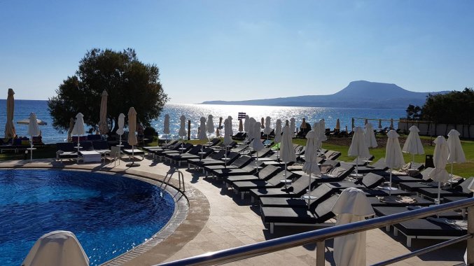 Buitenzwembad met uitzicht van Hotel Kiani Beach Resort op Kreta
