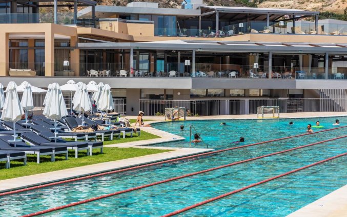 Buitenzwembad van Hotel Kiani Beach Resort op Kreta