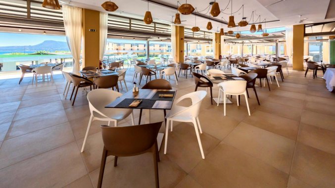 Terras van Hotel Kiani Beach Resort op Kreta