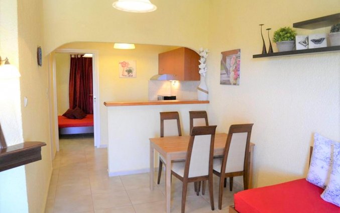 Woonkamer in een tweepersoonskamer van Zorbas Hotel Beach Village op Kreta