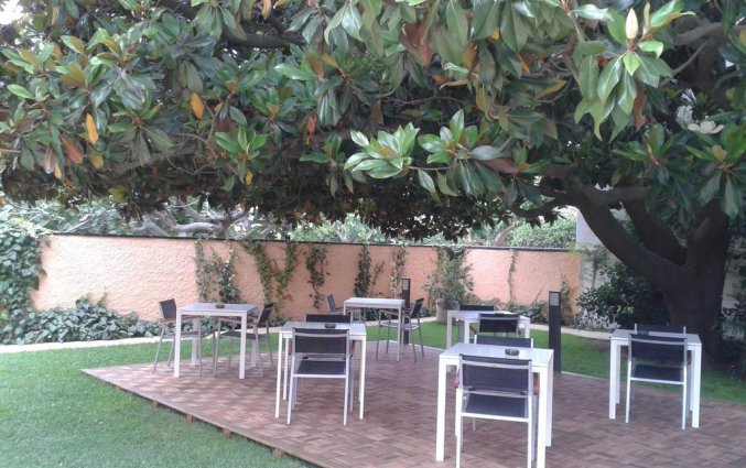 Zitplekken buiten van Hotel Sorrabona aan de Costa Brava