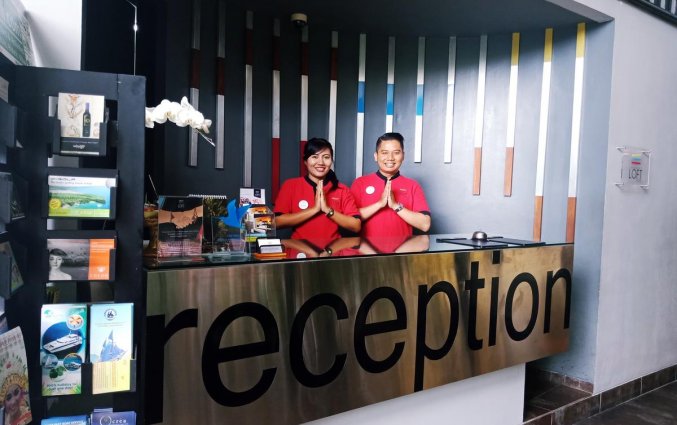 Receptie van Hotel Loft Legian op Bali