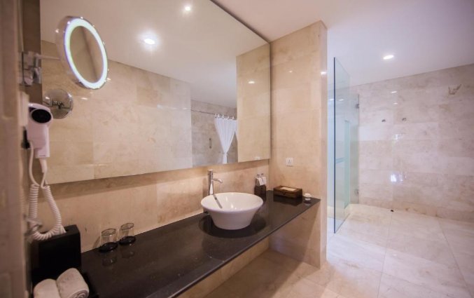 Badkamer van hotel Legian Beach in Bali