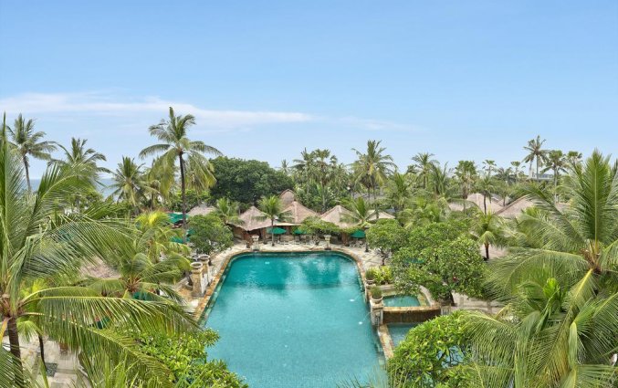 Zwembad van hotel Legian Beach in Bali