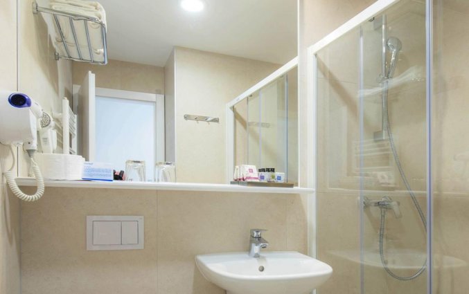 Badkamer van slaapkamer in Hotel Bluesun Alga in Dalmatië