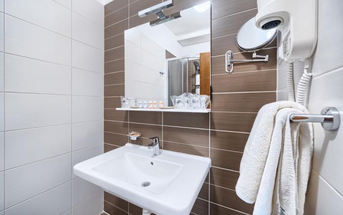 Badkamer van een tweepersoonskamer van Hotel Panorama in Dalmatie