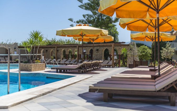 Ligbedden aan het zwembad van Hotel Gaia Garden op Kos