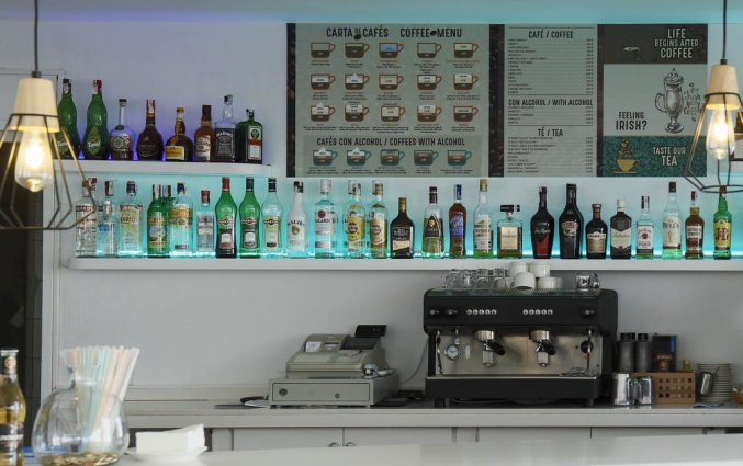 Bar aan het zwembad van Appartementen Roc Lago Park op Menorca