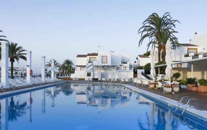 Buitenzwembad van Appartementen Roc Lago Park op Menorca