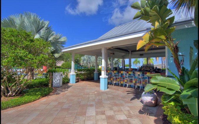 Buitenzithoek van resort Calypso Cay Villas