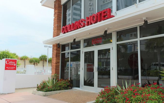 Voorkant van collins hotel