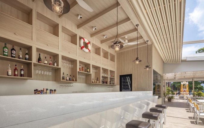 Buiten bar van resort DoubleTree by Hilton Banthai Spa