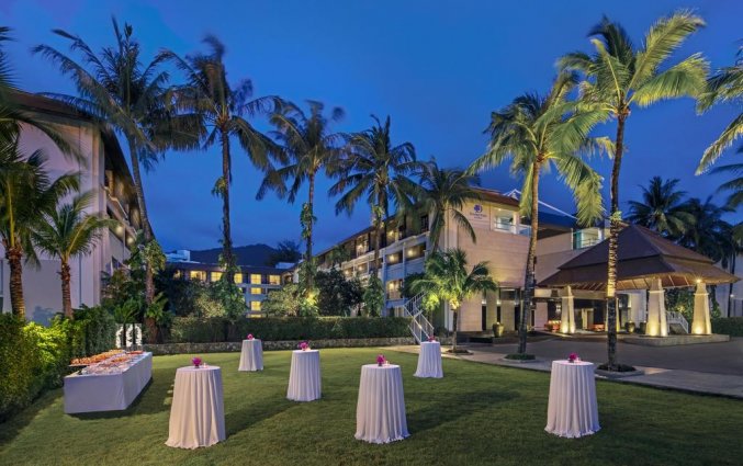 Buitenrestaurant resort DoubleTree by Hilton Banthai Spa