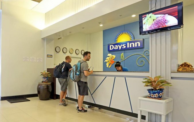 De receptie van DAYS INN PATONG BEACH op Phuket