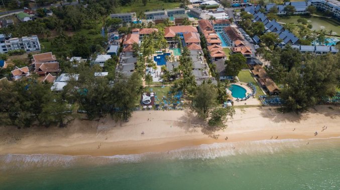 Bovenaanzicht van Resort The Briza Beach Khao lak