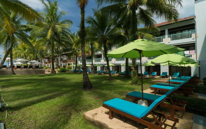 Ligbedden van Resort The Briza Beach Khao lak
