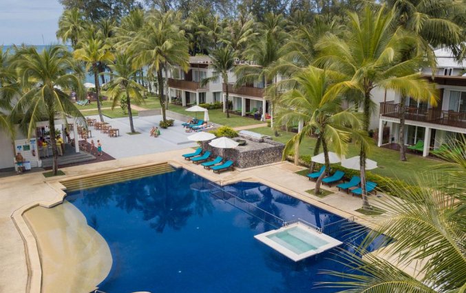 Zwembad van Resort The Briza Beach Khao lak