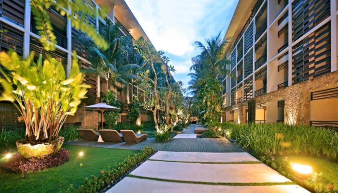 Ligstoelen van hotel The Haven Bali Seminyak