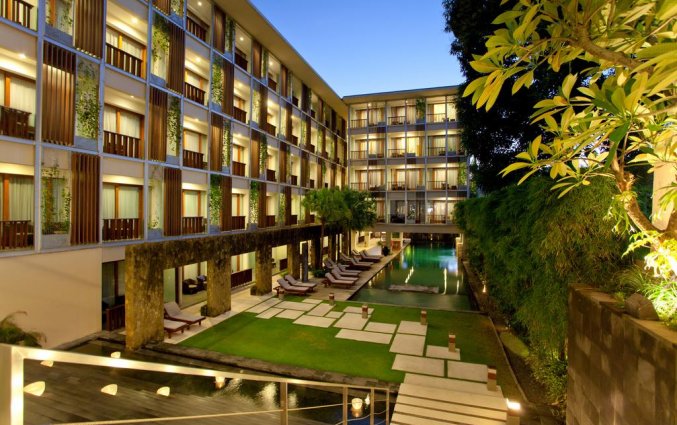 Ligstoelen van hotel The Haven Bali Seminyak