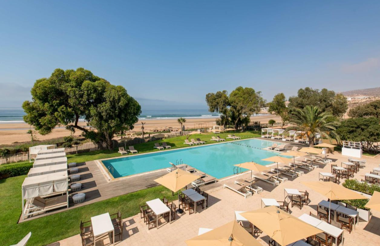 Terras, zwembad en strand van Radisson Blu Resort Taghazout Bay Surf Village