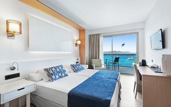 Slaapkamer van hotel THB Los Molinos in Ibiza