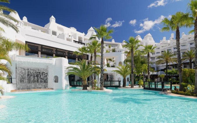 Zwembad hotel H10 Estepona Palace in Costa Del Sol