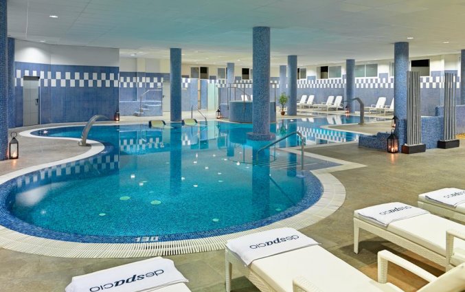 Zwembad hotel H10 Estepona Palace in Costa Del Sol