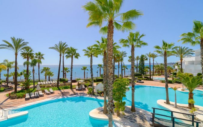 Zwembad hotel H10 Estepona Palace in Costa Del Sol