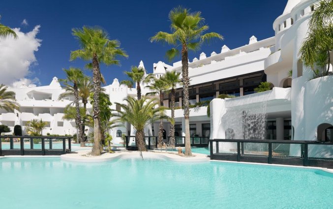 Zwembad hotel H10 Estepona Palace in Costa Del Sol